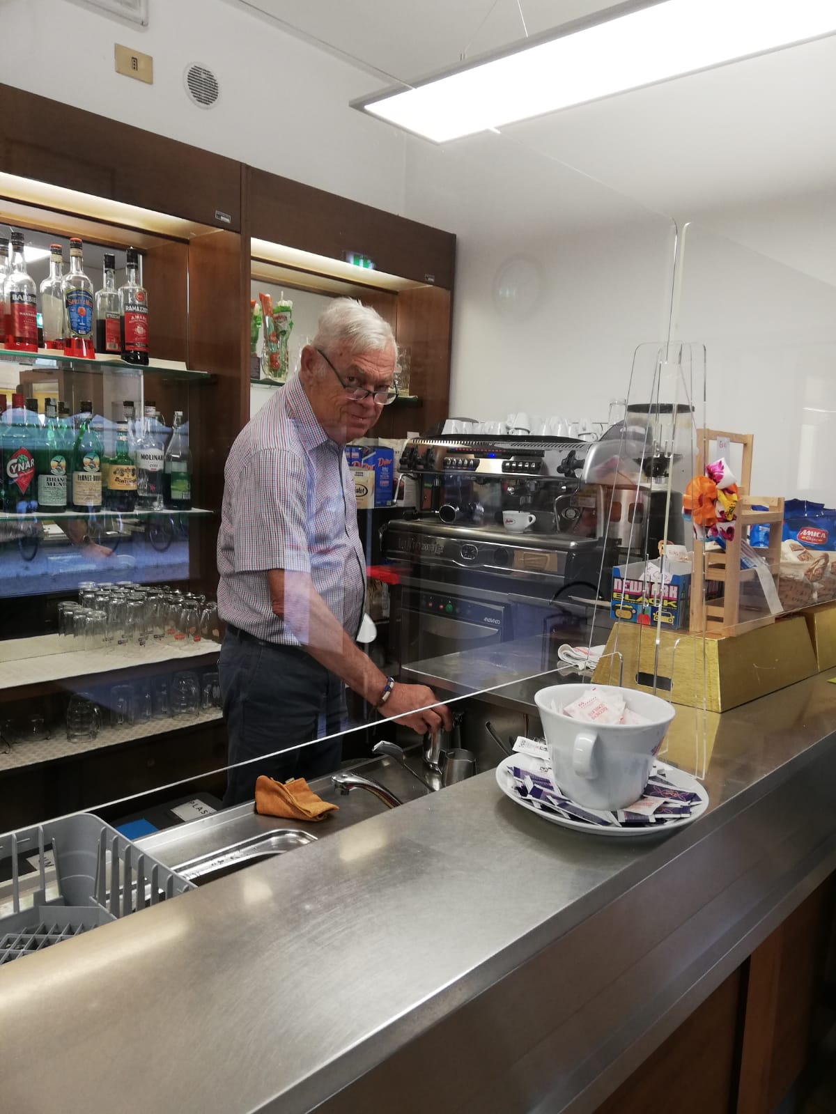 Un volontario addetto al bar