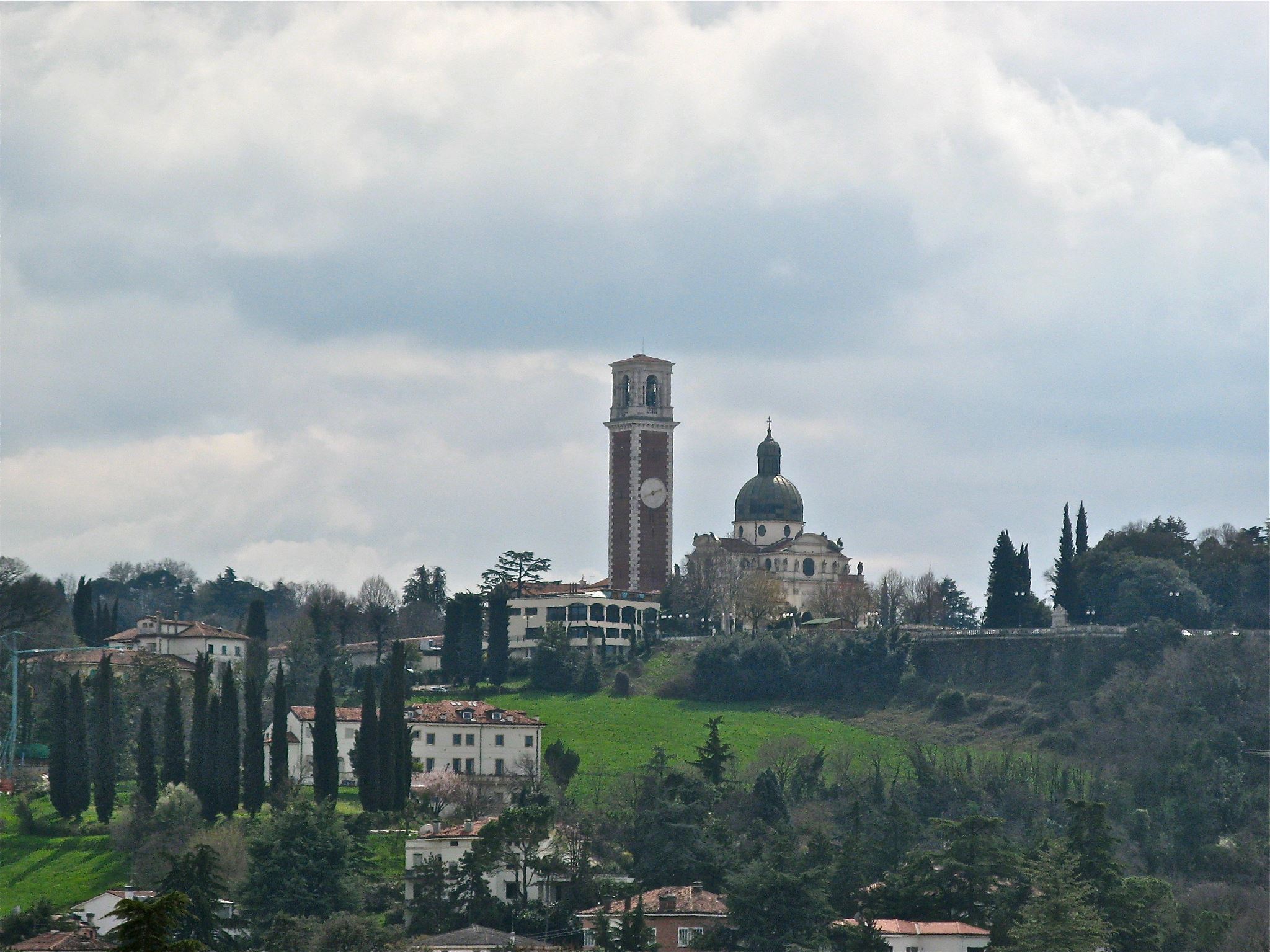 Monte_Berico_dalla_Basilica_Palladiana